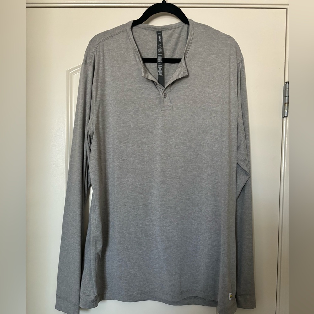 Vuori Men’s XL Performance Stretch Knit Henley. Heathered grey.